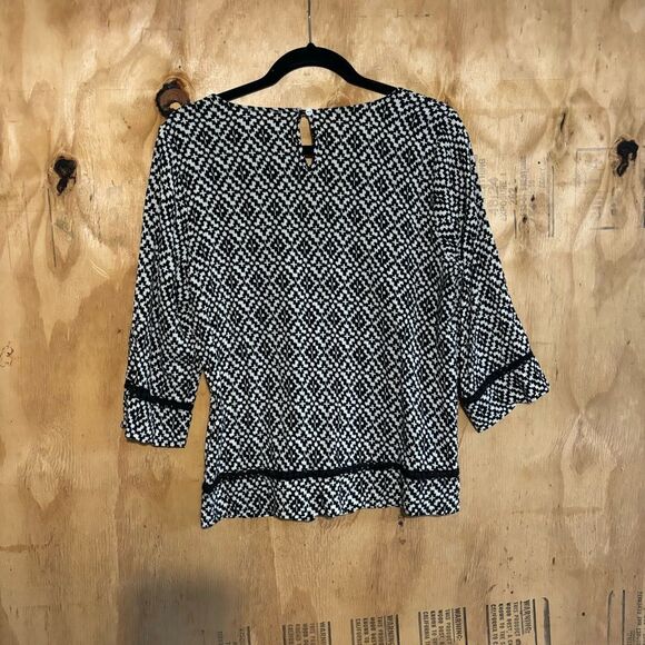 Skies Are Blue Black White Rayon Geometric Flowy Boho Blouse Sz L - Picture 2 of 5